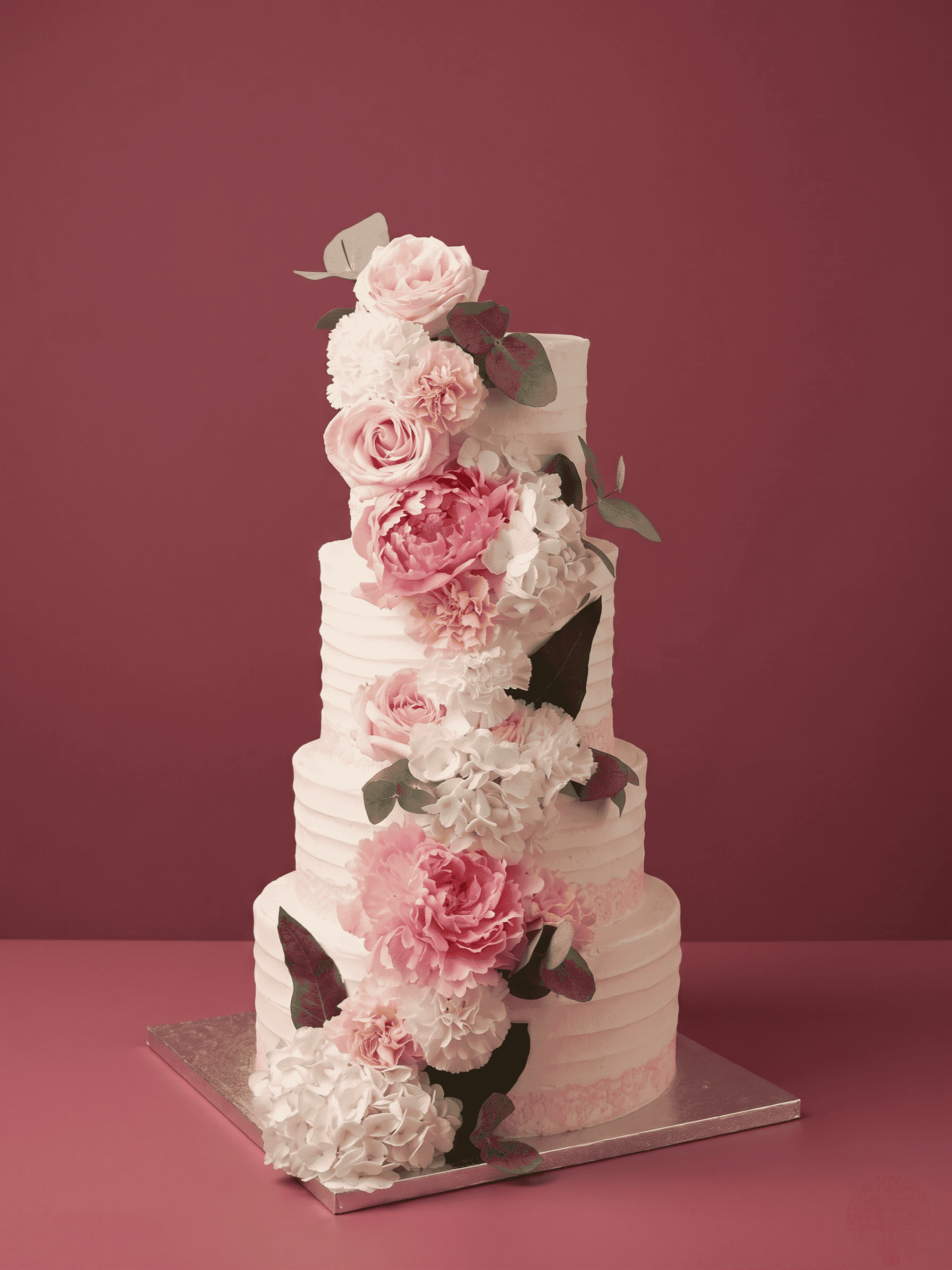 Tarta de boda de varios pisos lista para la celebración
